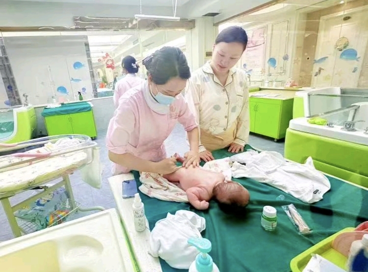 护士为婴儿提供护理实拍图