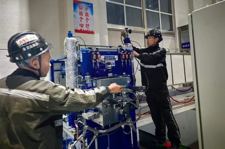 西部能源完成主提升机液压站氮气加注工作